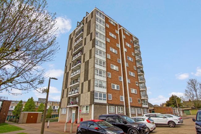 19 Victor Court, Hornchurch, Essex, RM12 4XF 4