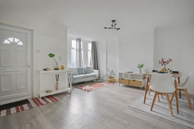 167a Plumstead High Street, Plumstead, London SE18 1HE 7