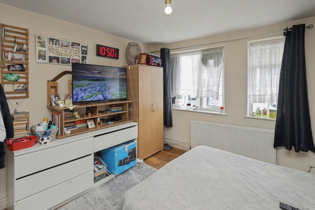 31 Pleasant Way, Wembley, Middlesex HA0 1DG 7