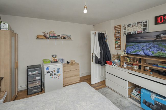 31 Pleasant Way, Wembley, Middlesex HA0 1DG 7