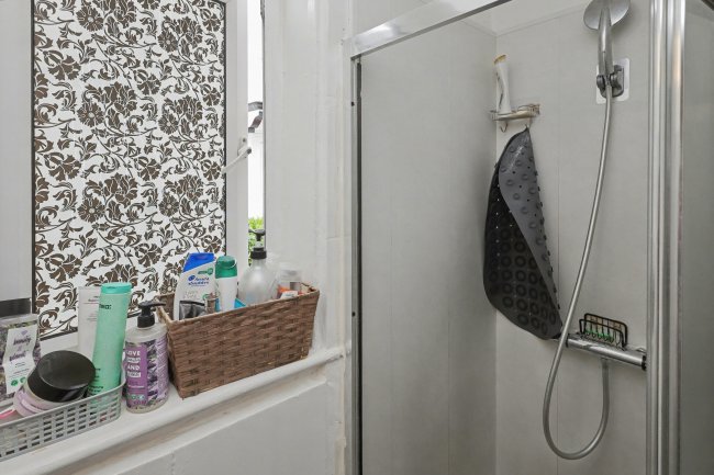 31 Pleasant Way, Wembley, Middlesex HA0 1DG 7