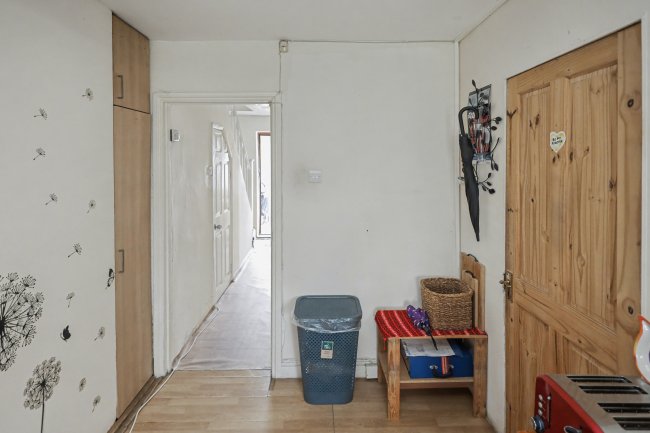 31 Pleasant Way, Wembley, Middlesex HA0 1DG 7