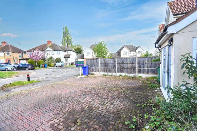 31 Pinner Park Gardens, Harrow HA2 6LQ 2