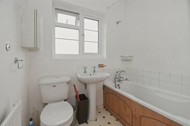Flat 23 Gainsborough Court, Nether Street, London N12 8AE 7