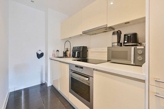 G05 Wallis House, Great West Road, Brentford, Middlesex, TW8 0HE 2