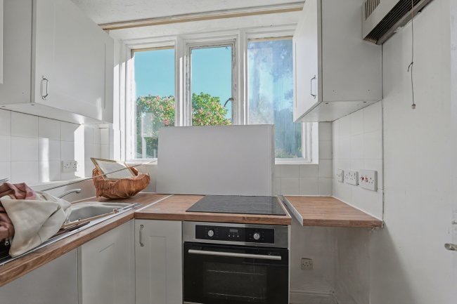 2 Castle Malwood Lodge, Minstead, Lyndhurst, SO43 7HB 3