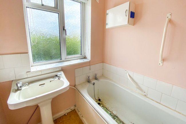 1 Belmore Gardens, Bath BA2 1HU 9