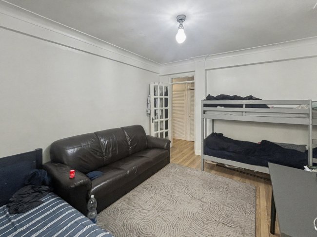 42 Monarch Parade, London Road, Mitcham, CR4 3HA 2