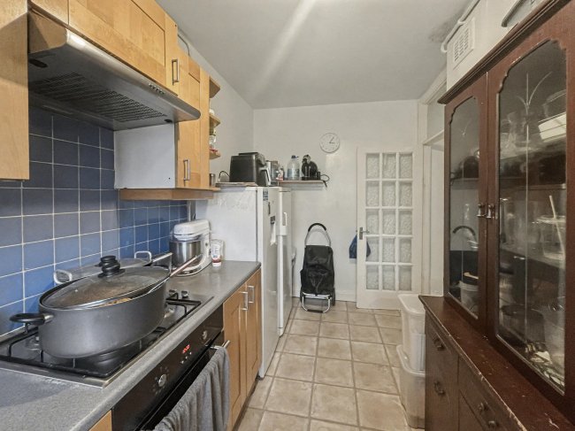 42 Monarch Parade, London Road, Mitcham, CR4 3HA 2
