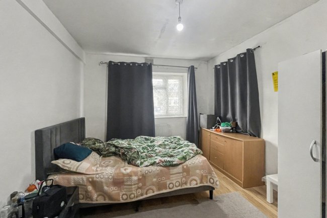 42 Monarch Parade, London Road, Mitcham, CR4 3HA 2