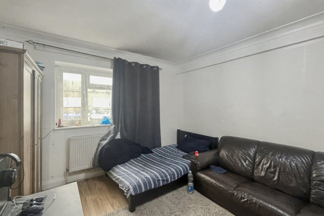 42 Monarch Parade, London Road, Mitcham, CR4 3HA 2