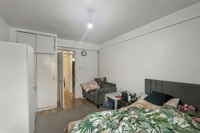 42 Monarch Parade, London Road, Mitcham, CR4 3HA 2
