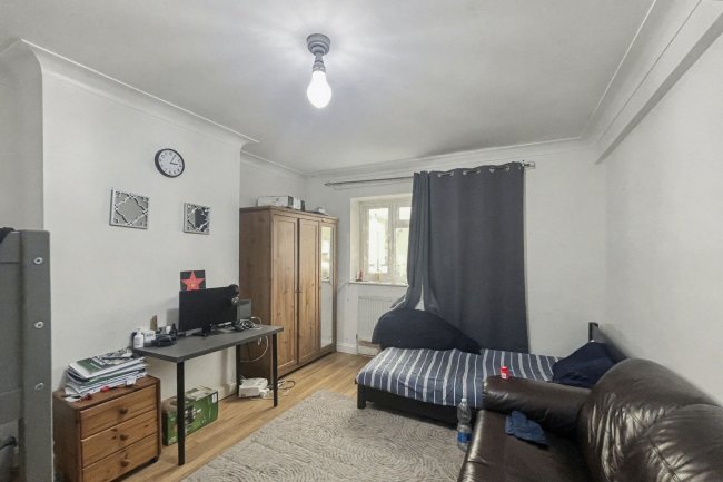 42 Monarch Parade, London Road, Mitcham, CR4 3HA 2