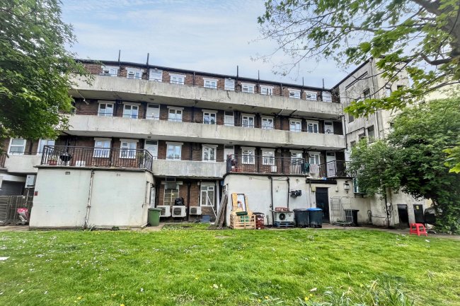 42 Monarch Parade, London Road, Mitcham, CR4 3HA 2