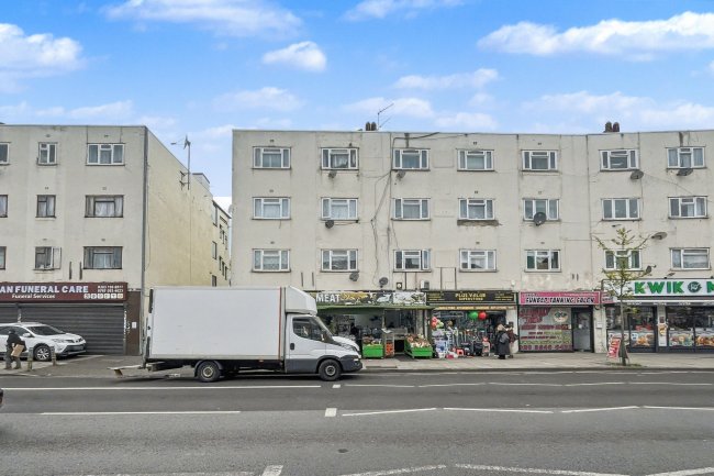 42 Monarch Parade, London Road, Mitcham, CR4 3HA 2