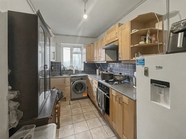 42 Monarch Parade, London Road, Mitcham, CR4 3HA 2