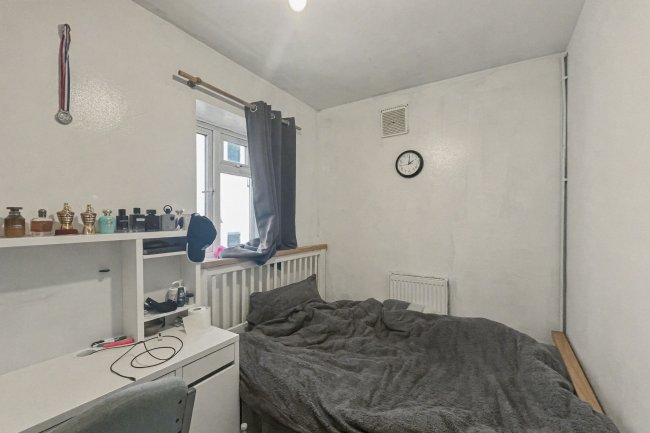 42 Monarch Parade, London Road, Mitcham, CR4 3HA 2