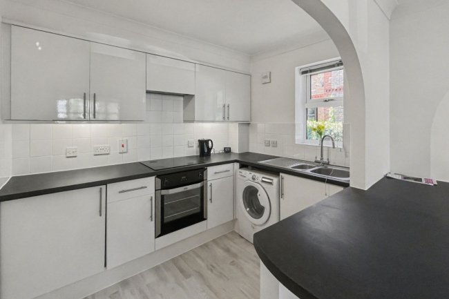 Flat 4 St Andrew’s Court, 49 Dukes Ave, New Malden, Surrey KT3 4JF 7
