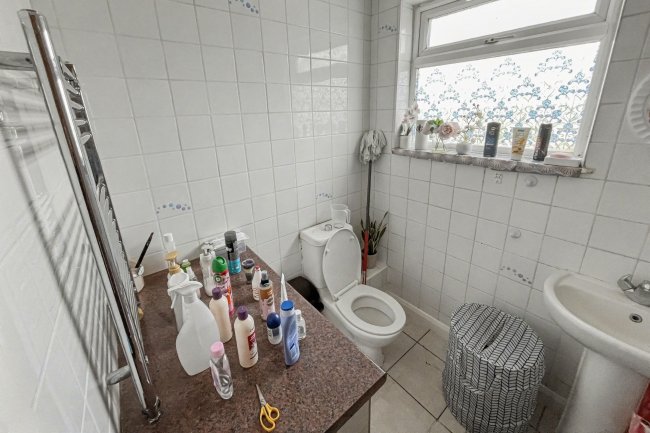 2b Neville Walk, Carshalton, SM5 1JG 4