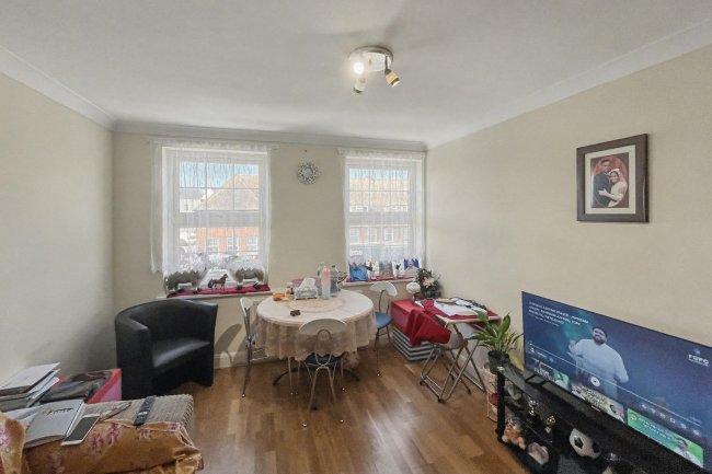 2b Neville Walk, Carshalton, SM5 1JG 4