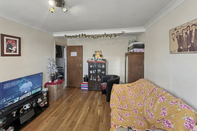 2b Neville Walk, Carshalton, SM5 1JG 4