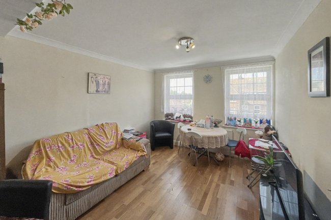 2b Neville Walk, Carshalton, SM5 1JG 4