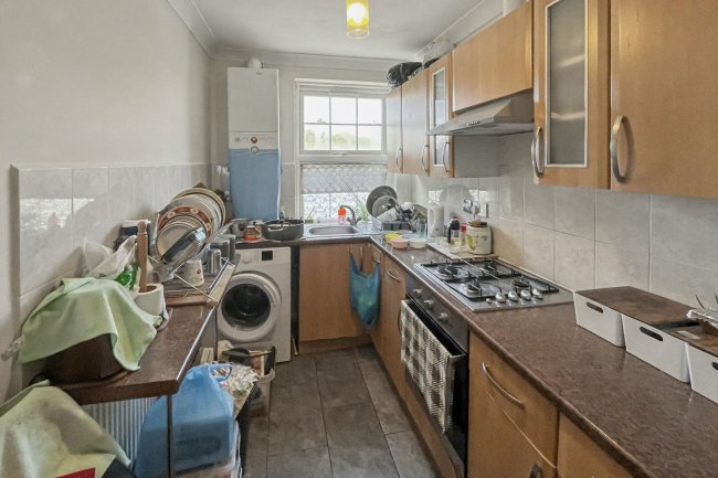 2b Neville Walk, Carshalton, SM5 1JG 4