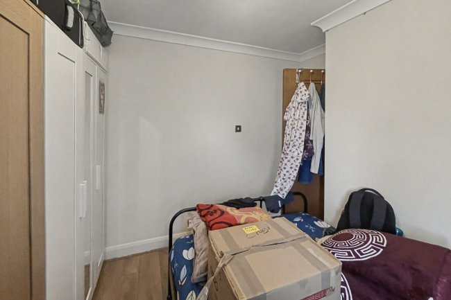 2b Neville Walk, Carshalton, SM5 1JG 4
