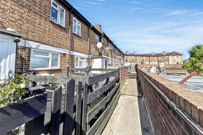 2b Neville Walk, Carshalton, SM5 1JG 4