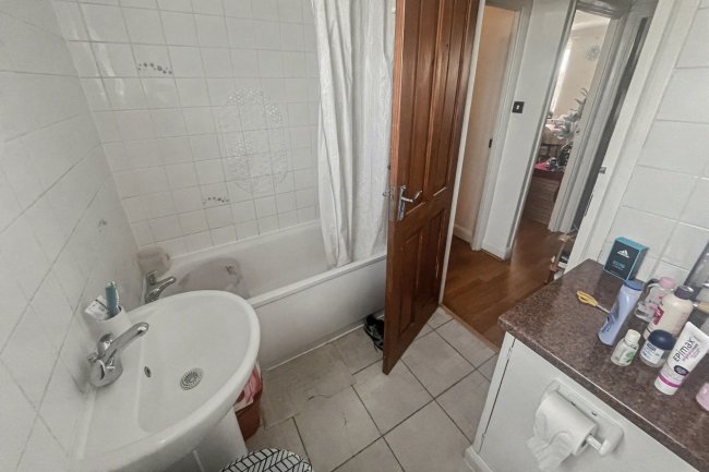 2b Neville Walk, Carshalton, SM5 1JG 4