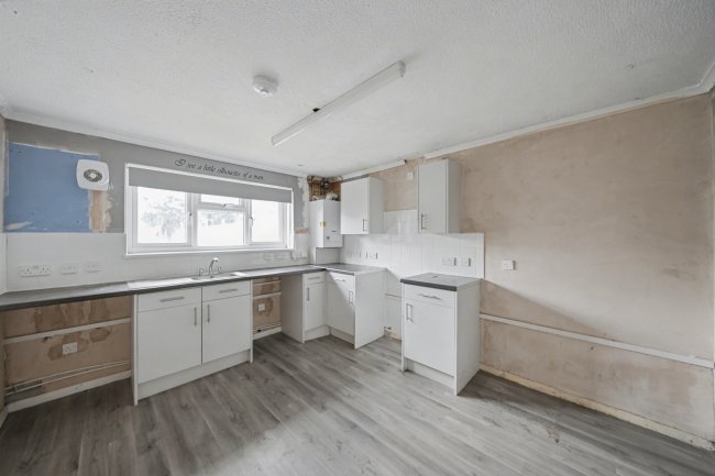156 Manor Road, Alton, GU34 2NZ 9