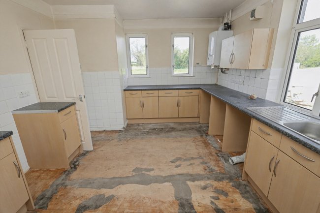 2 Police Cottages, St Albans Road, South Mimms, Potters Bar, EN6 3PJ 10