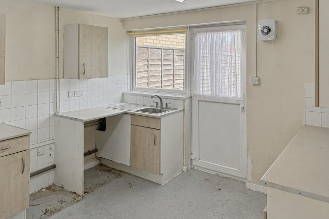 4 Delimands, Basildon, Essex, SS15 5BB 5