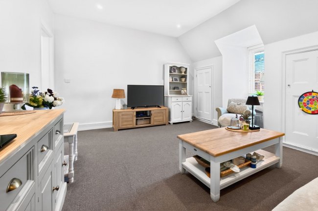 111 Queens Road, Weybridge, Surrey KT13 9UW 7