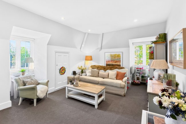 111 Queens Road, Weybridge, Surrey KT13 9UW 7