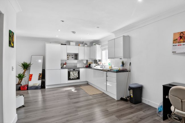 111 Queens Road, Weybridge, Surrey KT13 9UW 7