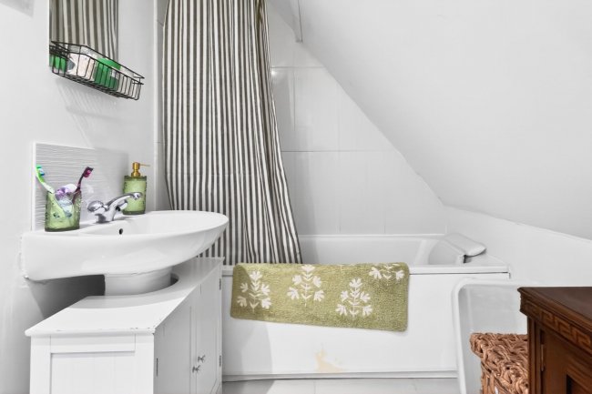 111 Queens Road, Weybridge, Surrey KT13 9UW 7