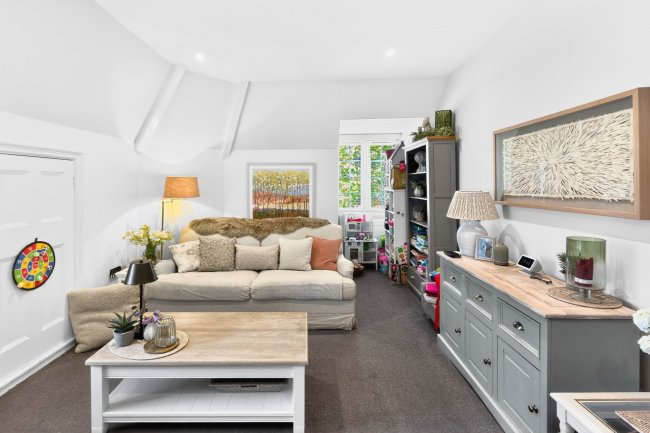 111 Queens Road, Weybridge, Surrey KT13 9UW 7