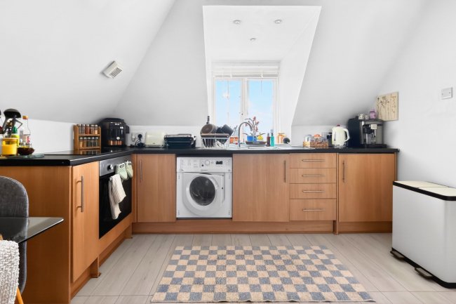 111 Queens Road, Weybridge, Surrey KT13 9UW 7