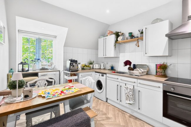 111 Queens Road, Weybridge, Surrey KT13 9UW 7
