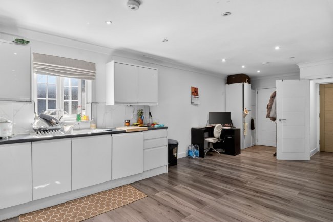 111 Queens Road, Weybridge, Surrey KT13 9UW 7