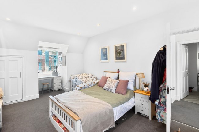 111 Queens Road, Weybridge, Surrey KT13 9UW 7