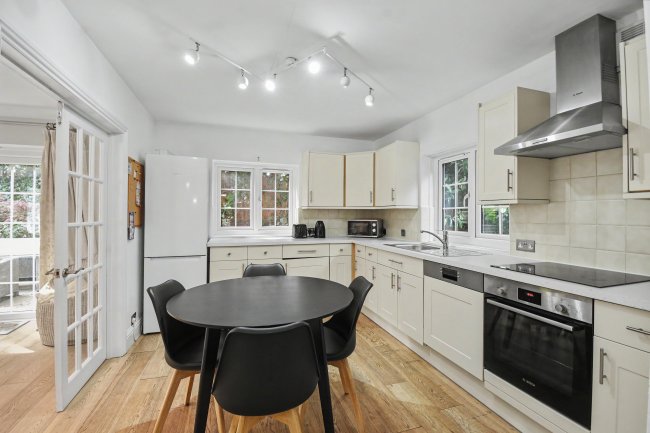 5 Vicarage Gardens, Ascot, SL5 9DX 6