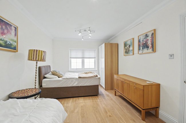 5 Vicarage Gardens, Ascot, SL5 9DX 6