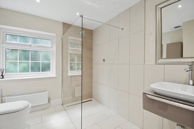5 Vicarage Gardens, Ascot, SL5 9DX 6
