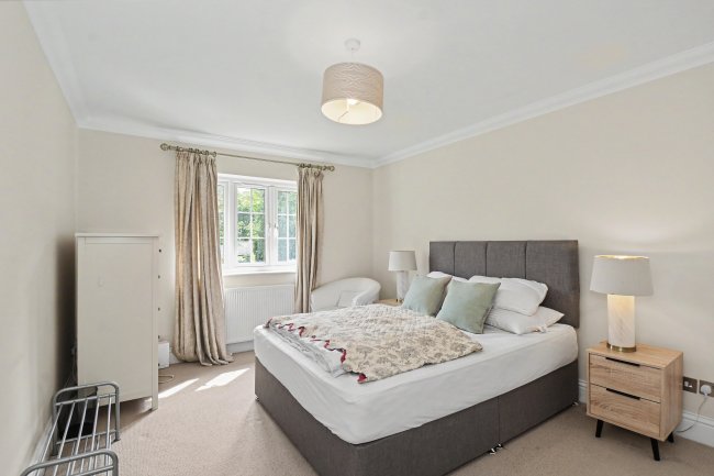 5 Vicarage Gardens, Ascot, SL5 9DX 6