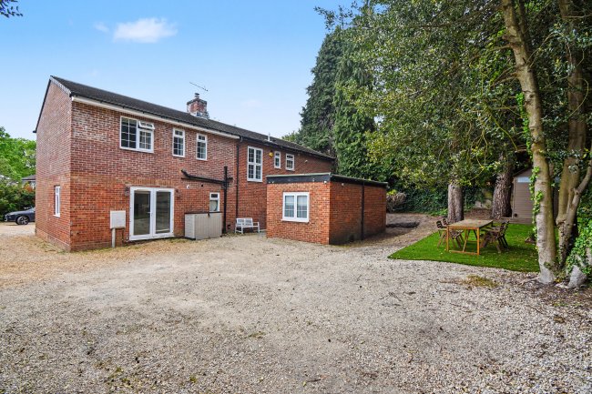 5 Vicarage Gardens, Ascot, SL5 9DX 6