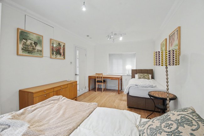 5 Vicarage Gardens, Ascot, SL5 9DX 6