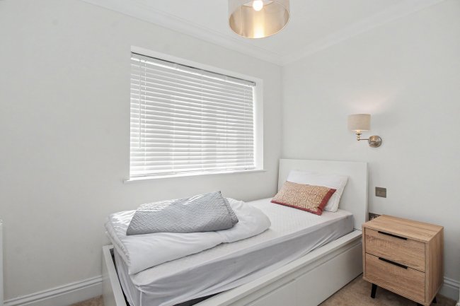 5 Vicarage Gardens, Ascot, SL5 9DX 6