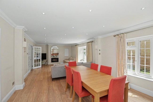 5 Vicarage Gardens, Ascot, SL5 9DX 6